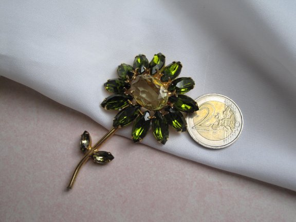 Broche goudkleurige bloem met geel en peridot groene kristal rijnsteen blaadjes 7.3x4.3 cm - Afbeelding 4