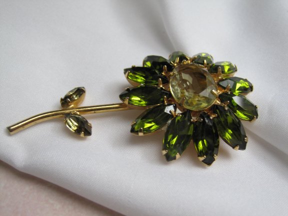 Broche goudkleurige bloem met geel en peridot groene kristal rijnsteen blaadjes 7.3x4.3 cm - Afbeelding 5