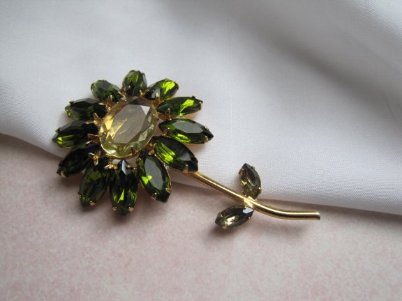 Broche goudkleurige bloem met geel en peridot groene kristal rijnsteen blaadjes 7.3x4.3 cm - Afbeelding 7