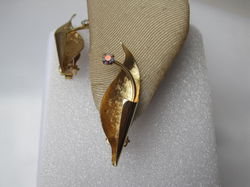 Oorbellen goudkleurig bloem blad/kelk met aurora kristal rijnsteen bloemetje 4.3x1.7 cm