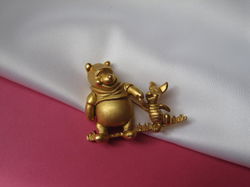 Broche Disney goudkleurig Winnie de Poeh beer met Knorretje 3.6x3.1 cm.