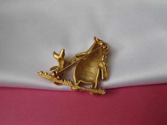 Broche Disney goudkleurig Winnie de Poeh beer met Knorretje 3.6x3.1 cm. - Afbeelding 2