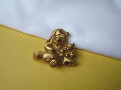 Broche Disney goudkleurig Winnie de Poeh beer met Knorretje slapen 3.3x3.3 cm.