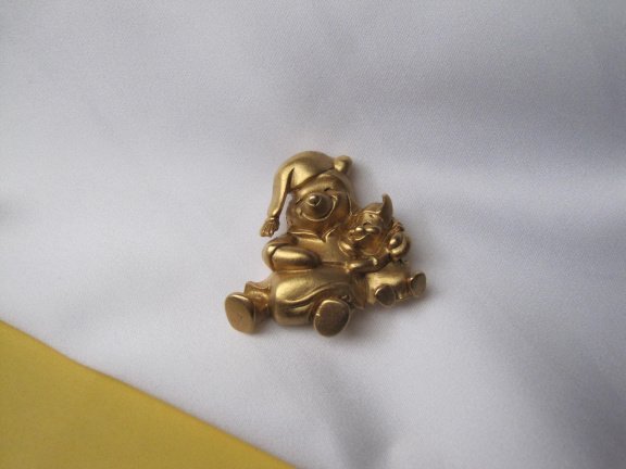 Broche Disney goudkleurig Winnie de Poeh beer met Knorretje slapen 3.3x3.3 cm. - Afbeelding 2