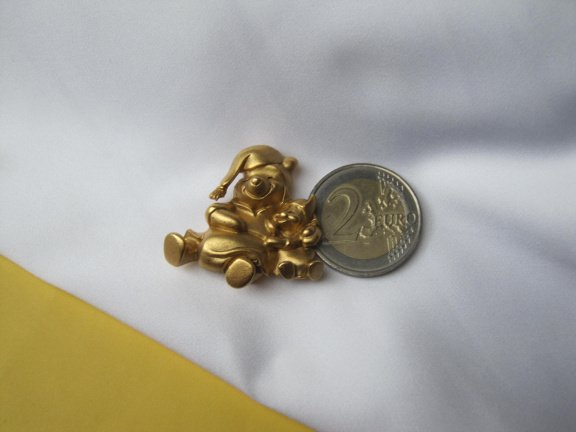 Broche Disney goudkleurig Winnie de Poeh beer met Knorretje slapen 3.3x3.3 cm. - Afbeelding 3