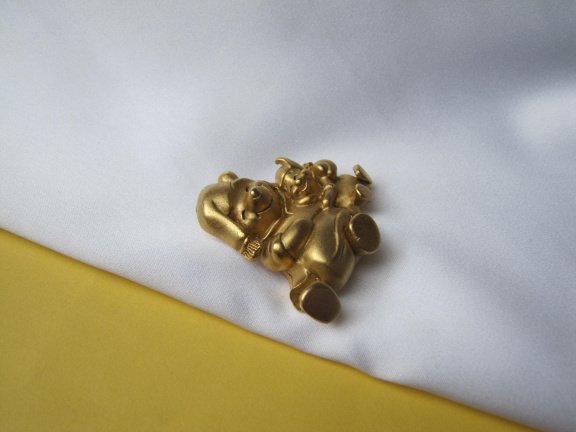 Broche Disney goudkleurig Winnie de Poeh beer met Knorretje slapen 3.3x3.3 cm. - Afbeelding 5