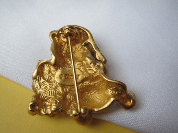 Broche Disney goudkleurig Winnie de Poeh beer met Knorretje slapen 3.3x3.3 cm. - Afbeelding 6