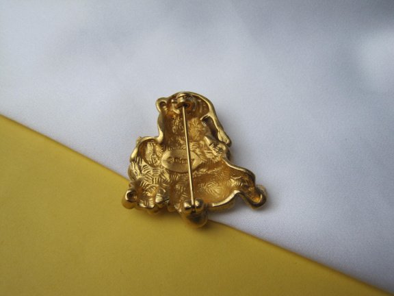 Broche Disney goudkleurig Winnie de Poeh beer met Knorretje slapen 3.3x3.3 cm. - Afbeelding 7