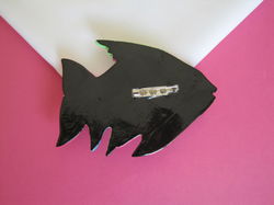 Broche gelakt hout vis model met felle kleuren 9.5x7.3 cm.