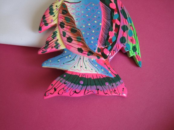 Broche gelakt hout vis model met felle kleuren 9.5x7.3 cm. - Afbeelding 3