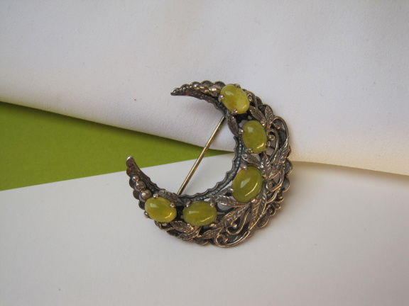 Zilveren broche maan model met groen gele edelsteen cabochons 3.6x3.4 cm - nr. 1