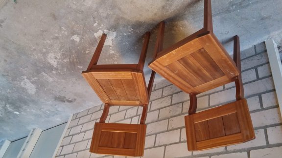 Driedeurs (slaap)kast met bijbehorende stoelen - 4