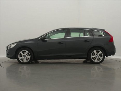 Volvo V60 - 1.6 D2 Momentum / NAVI / LEDER - STOF / AIRCO-ECC / CRUISE CTR. / PDC / TREKHAAK / LMV - 1