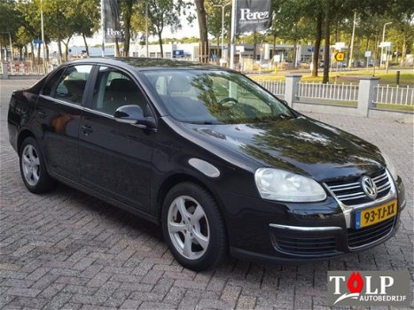 Volkswagen Jetta - 1.6 16V FSI Trendline - 1