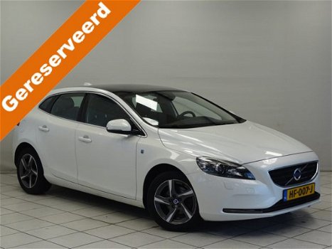 Volvo V40 - 2.0 D2 Ocean Race Business Navigatie Camera Panorama Ecc Cruise Trekhaak 14% Bijtelling - 1