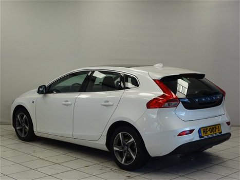 Volvo V40 - 2.0 D2 Ocean Race Business Navigatie Camera Panorama Ecc Cruise Trekhaak 14% Bijtelling - 1