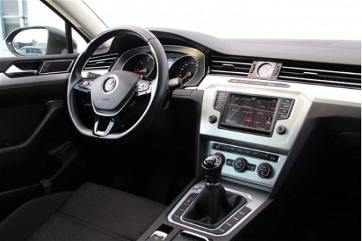 Volkswagen Passat Variant - 1.6 TDI Business Edition | LED | Parkeersensoren | Climate control | Tre - 1