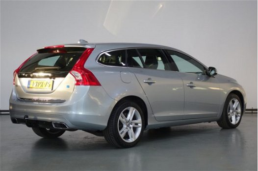 Volvo V60 - 2.4 D6 AWD Plug-In Hybrid Summum Schuifdak / Trekhaak - 1