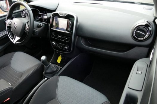 Renault Clio Estate - BWJ 2015 1.5 dCi ECO Night&Day NAVIGATIE / CLIMA / PANORAMADAK / CRUISE / LMV - 1