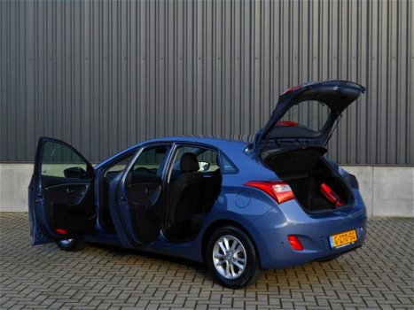 Hyundai i30 - 1.6 GDI Trend Automaat met Clima / Parkeersensoren / 54.900 km - 1