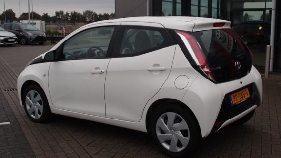 Toyota Aygo - 5-DRS X-PLAY NAVI AIRCO NL-AUTO - 1