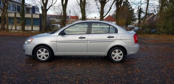 Hyundai Accent - 1.6i DynamicVersion - 1