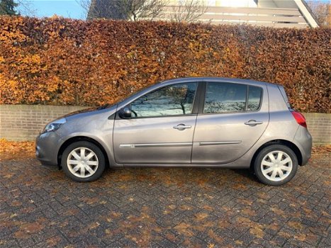 Renault Clio - 1.5 dCi Panorama dak/NAVI/APK/LAGEKM - 1