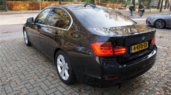 BMW 3-serie - 320i Efficient Dynamics Edition | Sport Edition | Xenon | Leer | Navigatie | Achterban - 1