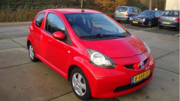 Toyota Aygo - 1.0-12V Access Nette auto van binnen en buiten met airco, Lichtmetalen velgen, central - 1