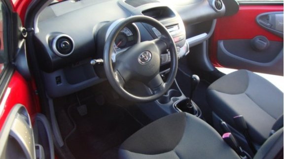Toyota Aygo - 1.0-12V Access Nette auto van binnen en buiten met airco, Lichtmetalen velgen, central - 1
