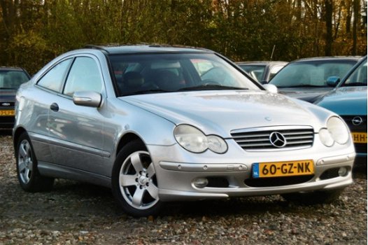 Mercedes-Benz C-klasse Sportcoupé - 200 K. NAP/PANO/APK11-2020 - 1