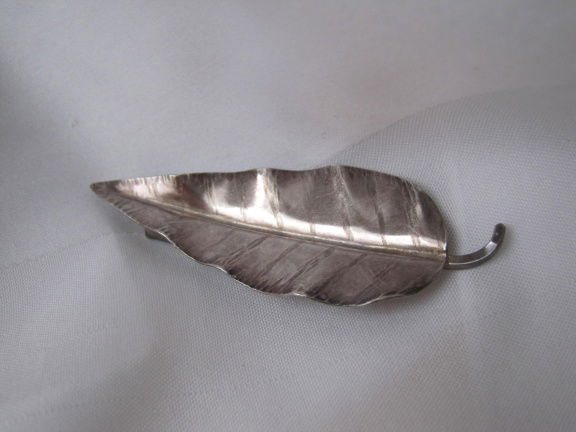 Zilveren broche antiek modernistich bladmodel 6.1x2.1 cm - nr. 1
