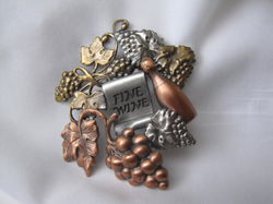Broche K&T zilver koper en goudkleurige wijn druivenrank Fine Wine 6.3x5.2 cm