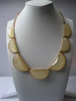 GERESERVEERD MVH Ketting goudkleurig met kunststof facet geslepen cabochons 44-51 cm