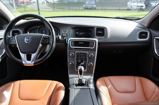 Volvo V60 - D4 Momentum 181 pk | Lederen bekleding | Sportstoelen | Trekhaak afneembaar| Exterior St - 1