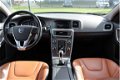 Volvo V60 - D4 Momentum 181 pk | Lederen bekleding | Sportstoelen | Trekhaak afneembaar| Exterior St - 1 - Thumbnail