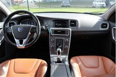 Volvo V60 - D4 Momentum 181 pk | Lederen bekleding | Sportstoelen | Trekhaak afneembaar| Exterior St