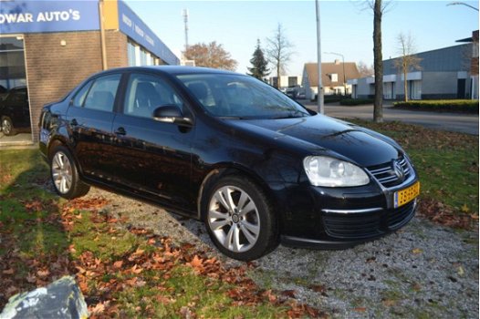 Volkswagen Jetta - 1.6 FSI Trendline - 1