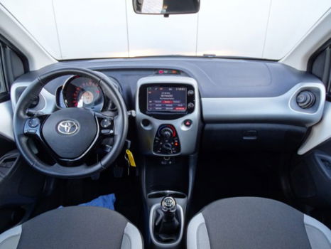 Toyota Aygo - 1.0 VVT-i x-nav 5-deurs | Navigatie | Parkeercamera | Airco | NL AUTO - 1