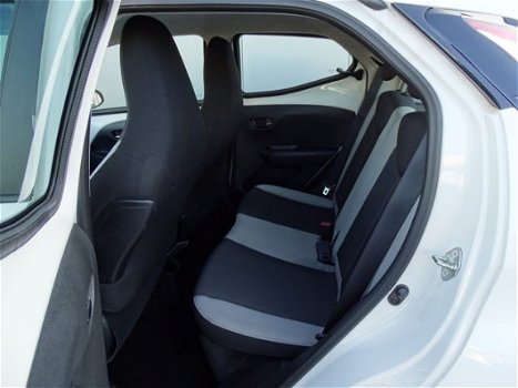 Toyota Aygo - 1.0 VVT-i x-nav 5-deurs | Navigatie | Parkeercamera | Airco | NL AUTO - 1