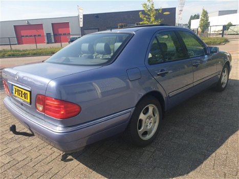 Mercedes-Benz E-klasse - 280 Avantgarde *INDIVIDUAL/Elegance/Leer/Airco/Dak/Xenon/Youngtimer V6 - 1