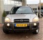 Hyundai Tucson - 2.0i Active airco, radio cd-speler, elektrische ramen, mistlampen voor - 1 - Thumbnail