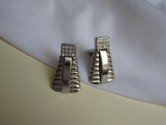Oorbellen Gianni Versace zilverkleurig Cleopatra model met kristal rijnsteentjes 4.0x2.5 cm - Afbeelding 2