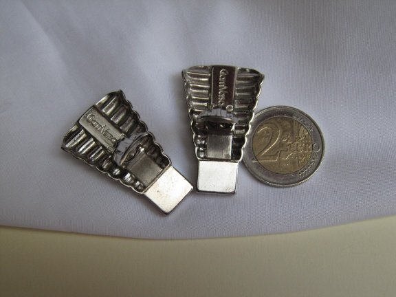 Oorbellen Gianni Versace zilverkleurig Cleopatra model met kristal rijnsteentjes 4.0x2.5 cm - Afbeelding 4