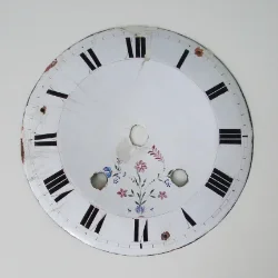 Antieke te restaureren schotelplaat met emaille bloemsierkunst.