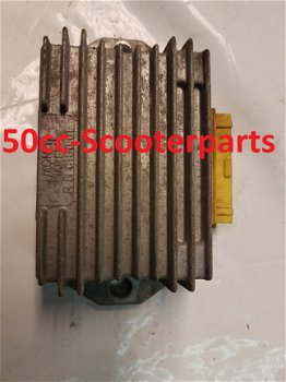 Spanningsregelaar 8-Pins Vespa Et4 125 Gebruikt 58096R - 1