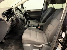 Volkswagen Touran - 1.2 TSI Connected Series NAVI-ECC-LMV-PDC-DAKRAILS-PRIVATE GLASS End Of Year Sal