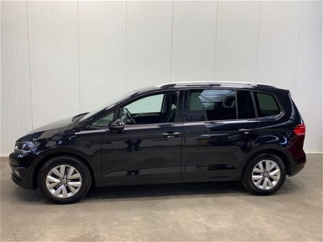 Volkswagen Touran - 1.2 TSI Connected Series NAVI-ECC-LMV-PDC-DAKRAILS-PRIVATE GLASS End Of Year Sal - 1