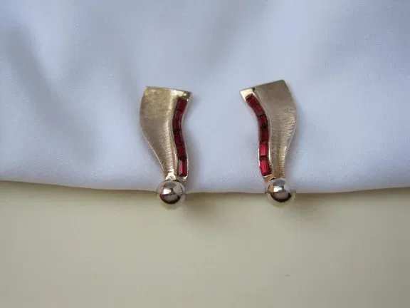Oorbellen goudkleurig met robijnrode baquette geslepen rijnsteen 3.5x1.3 cm - nr. 1