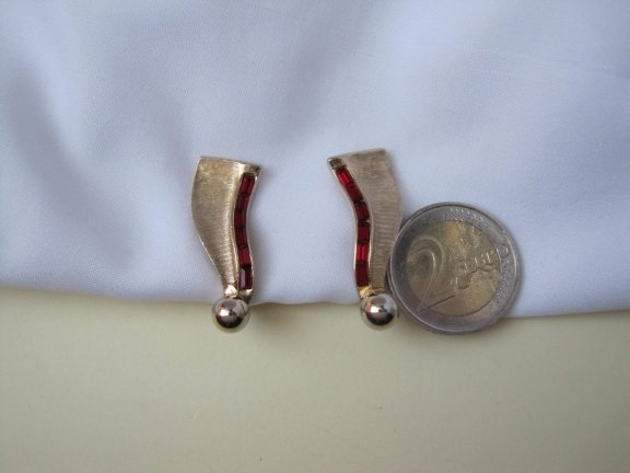 Oorbellen goudkleurig met robijnrode baquette geslepen rijnsteen 3.5x1.3 cm - Afbeelding 2